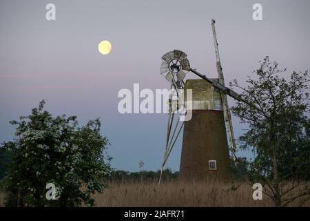 Norfolk Broads Norfolk Dawn England May 2022 usine de drainage de la fée de gazon sur la rivière Ant à How Hill sur les broads de Norfolk. Le moulin de drainage a été construit un Banque D'Images