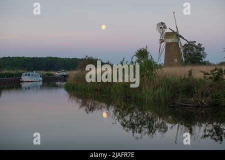 Norfolk Broads Norfolk Dawn England May 2022 usine de drainage de la fée de gazon sur la rivière Ant à How Hill sur les broads de Norfolk. Le moulin de drainage a été construit un Banque D'Images