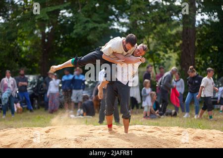 Pleyber-Christ, France - 29 mai 2022 : deux hommes pratiquant le gouren (lutte bretonne) sur la sciure. Banque D'Images