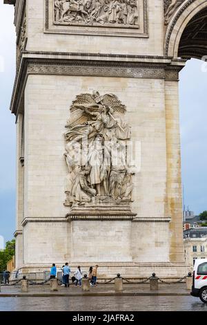 PARIS, FRANCE - 20 MAI 2022 : Arc triomphal (Arc de Triomphe) sur l'avenue des champs-Élysées au printemps 2022 Banque D'Images