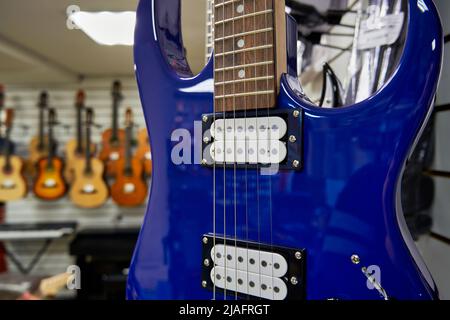 Guitare électrique bleue dans une boutique de guitare Banque D'Images