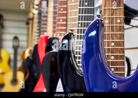 Guitares électriques dans un magasin de musique de près Banque D'Images