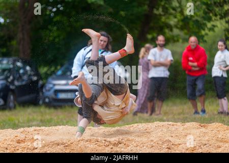 Pleyber-Christ, France - 29 mai 2022 : deux jeunes pratiquant la lutte bretonne (gouren) sur la sciure. Banque D'Images