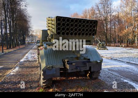 Ryazan, Russie - 22 novembre 2021 : système russe de lance-roquettes multiple basé sur le camion de l'armée Banque D'Images