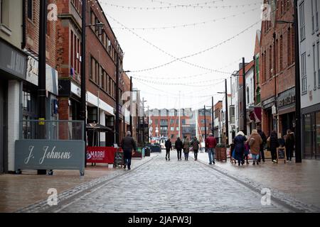 Les gens qui marchent le long de Humber Street dans le quartier rajeuni du marché aux fruits de Hull et de la marina de Port City de Hull dans la circonscription est du Yorkshire. Banque D'Images