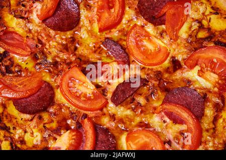 Pizza vue rapprochée du dessus. Fond de pizza, macro-shot de pizza pepperoni Banque D'Images