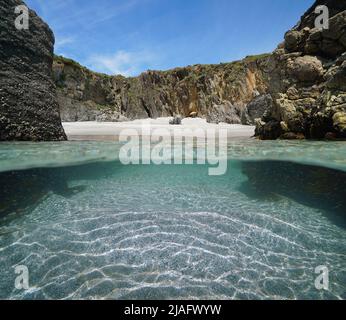 Bord de mer de plage de sable isolée entre les rochers, vue sur et sous la surface de l'eau, océan Atlantique, Espagne, Galice, Rias Baixas Banque D'Images