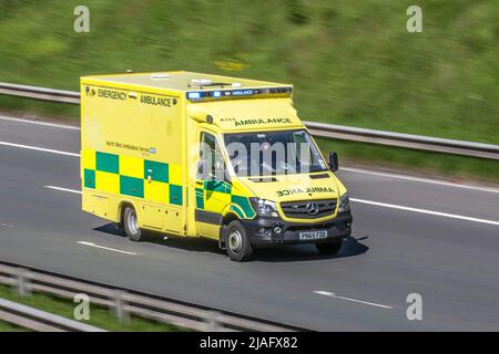 Ambulance d'urgence du NHS du Nord-Ouest voyageant à grande vitesse sur l'autoroute M6, Royaume-Uni Banque D'Images