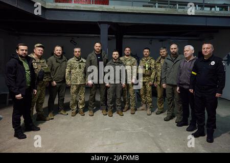 Kharkiv, Ukraine. 30th mai 2022. Le président ukrainien Volodymyr Zelenskyy a visité les postes de première ligne de l'armée ukrainienne lors d'un voyage de travail dans la région de Kharkiv le dimanche 29 mai 2022. Zelenskyy, entre autres choses, a inspecté les bâtiments résidentiels détruits dans le quartier Saltivka de Kharkiv. Selon le gouvernement ukrainien, l'armée russe a causé des dégâts importants à plus de 2 229 immeubles de grande hauteur, dont 225 ont été détruits. Photo via le Bureau de presse présidentiel ukrainien/UPI crédit: UPI/Alay Live News Banque D'Images