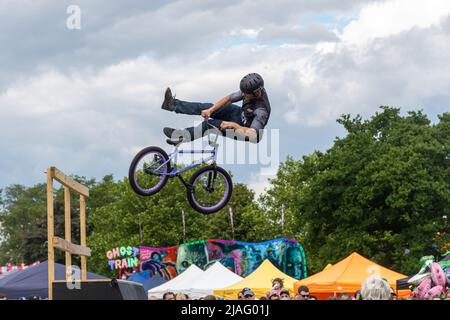 L'Extreme Mountain Bike Show, qui effectue des tours de vélo lors d'un événement à Farnborough, en Angleterre, au Royaume-Uni. Banque D'Images