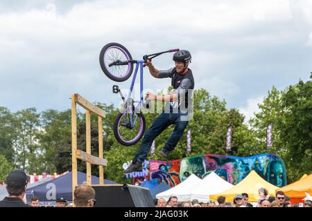 L'Extreme Mountain Bike Show, qui effectue des tours de vélo lors d'un événement à Farnborough, en Angleterre, au Royaume-Uni. Banque D'Images