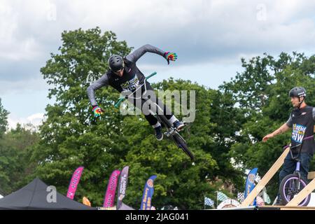 L'Extreme Mountain Bike Show, qui effectue des tours de vélo lors d'un événement à Farnborough, en Angleterre, au Royaume-Uni. Banque D'Images