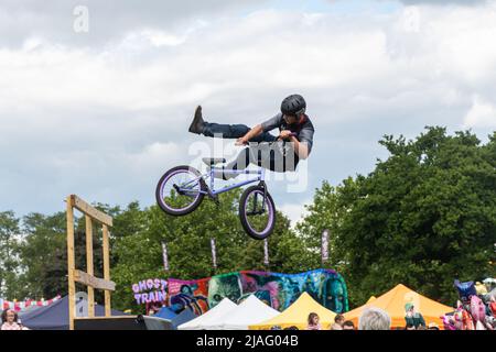 L'Extreme Mountain Bike Show, qui effectue des tours de vélo lors d'un événement à Farnborough, en Angleterre, au Royaume-Uni. Banque D'Images