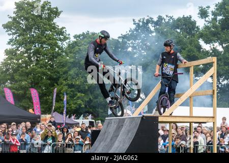 L'Extreme Mountain Bike Show, qui effectue des tours de vélo lors d'un événement à Farnborough, en Angleterre, au Royaume-Uni. Banque D'Images