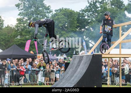 L'Extreme Mountain Bike Show, qui effectue des tours de vélo lors d'un événement à Farnborough, en Angleterre, au Royaume-Uni. Banque D'Images