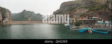 Arrêt de ferry de Fierza-Komani à Komani Lake, Albanie. Rivière Drin, fjords albanais avec bateau, bateau, destination populaire en Albanie Banque D'Images