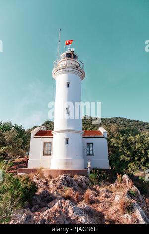 Le phare de Gelidonya à Karaoz, Antalya, Turquie face à la mer Méditerranée et trois îles sur la voie lycienne. Banque D'Images