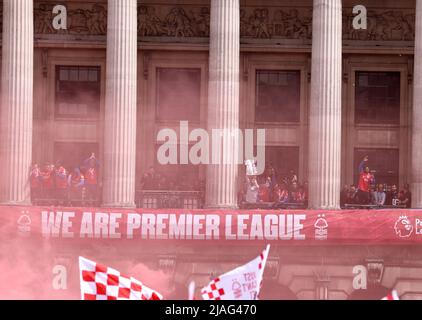 Nottingham, Nottinghamshire, Royaume-Uni. 30th mai 2022. L'équipe de football de Nottingham Forest célèbre leur promotion à la Premier League sur le balcon du bâtiment du Conseil. Credit Darren Staples/Alay Live News. Banque D'Images