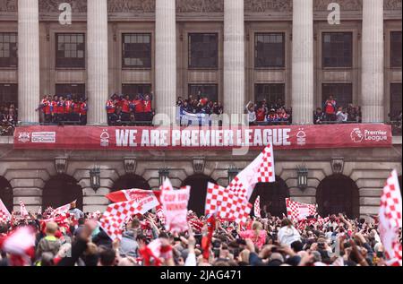 Nottingham, Nottinghamshire, Royaume-Uni. 30th mai 2022. L'équipe de football de Nottingham Forest célèbre leur promotion à la Premier League sur le balcon du bâtiment du Conseil. Credit Darren Staples/Alay Live News. Banque D'Images