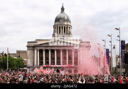 Nottingham, Nottinghamshire, Royaume-Uni. 30th mai 2022. L'équipe de football de Nottingham Forest célèbre leur promotion à la Premier League sur le balcon du bâtiment du Conseil. Credit Darren Staples/Alay Live News. Banque D'Images