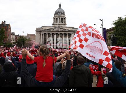 Nottingham, Nottinghamshire, Royaume-Uni. 30th mai 2022. Fana regardez l'équipe de football de Nottingham Forest célébrer leur promotion à la Premier League sur le balcon du bâtiment du Conseil. Credit Darren Staples/Alay Live News. Banque D'Images