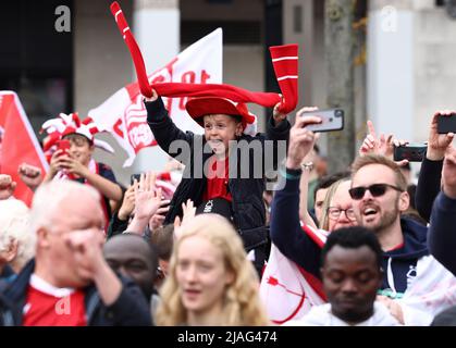 Nottingham, Nottinghamshire, Royaume-Uni. 30th mai 2022. Un fan regarde l'équipe de football de Nottingham Forest célébrer sa promotion à la Premier League sur le balcon du bâtiment du Conseil. Credit Darren Staples/Alay Live News. Banque D'Images