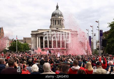 Nottingham, Nottinghamshire, Royaume-Uni. 30th mai 2022. L'équipe de football de Nottingham Forest célèbre leur promotion à la Premier League sur le balcon du bâtiment du Conseil. Credit Darren Staples/Alay Live News. Banque D'Images