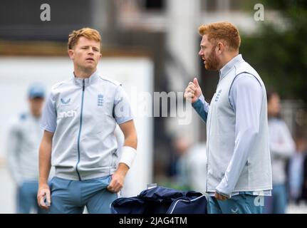 Ben Stokes, capitaine de la Nouvelle-Angleterre (à droite), et Ollie Pope lors d'une séance de filets au terrain de cricket de Lord's, à Londres. Date de la photo: Lundi 30 mai 2022. Banque D'Images