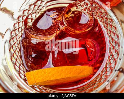 Vue de dessus d'un cocktail rouge avec une tranche de glace et d'orange dans un bol en verre. Gros plan sur le cocktail Negroni, le cocktail Spritz ou le cocktail Americano Banque D'Images