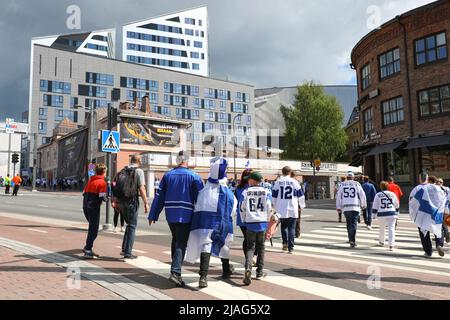 Tampere, Finlande. 29th mai 2022. Les fans de hockey sur glace se réunissent devant Nokia Arena avant le match de médaille d'or du Championnat du monde de hockey sur glace 2022. La Finlande a accueilli le dernier match du Championnat du monde de hockey sur glace 2022. Les fans de hockey vêtus des couleurs de leurs équipes nationales se sont rassemblés devant le Nokia Arena de Tampere. Crédit : SOPA Images Limited/Alamy Live News Banque D'Images