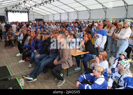 Tampere, Finlande. 29th mai 2022. Les fans de hockey sur glace se réunissent devant Nokia Arena avant le match de médaille d'or du Championnat du monde de hockey sur glace 2022. La Finlande a accueilli le dernier match du Championnat du monde de hockey sur glace 2022. Les fans de hockey vêtus des couleurs de leurs équipes nationales se sont rassemblés devant le Nokia Arena de Tampere. Crédit : SOPA Images Limited/Alamy Live News Banque D'Images