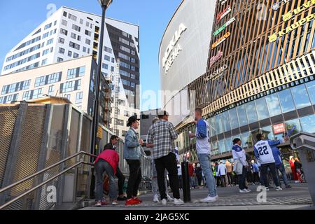 Tampere, Finlande. 29th mai 2022. Les fans de hockey sur glace se réunissent devant Nokia Arena avant le match de médaille d'or du Championnat du monde de hockey sur glace 2022. La Finlande a accueilli le dernier match du Championnat du monde de hockey sur glace 2022. Les fans de hockey vêtus des couleurs de leurs équipes nationales se sont rassemblés devant le Nokia Arena de Tampere. Crédit : SOPA Images Limited/Alamy Live News Banque D'Images