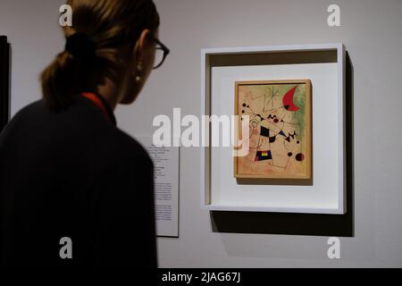 Une femme regarde la peinture Joan Miro lors de l'exposition "lettres d'artistes dans la Collection Anne-Marie Springer" au Museo Nacional Thyssen-Bornemisza à Madrid. Le Musée national Thyssen-Bornemisza présente, pour la première fois en Espagne, une sélection de lettres et de cartes postales écrites par des peintres tels que Delacroix, Manet, Degas, Monet, Cézanne, Van Gogh, Gauguin, Matisse, Juan gris, Frida Kahlo ou Lucien Freud, appartenant à la collection Anne-Marie Springer, en dialogue avec les œuvres de ces artistes et d'autres artistes de la collection permanente. (Photo par Atilano Garcia/SOPA Images/Sipa USA) Banque D'Images