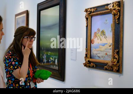 Une femme regarde le tableau Salvador Dali pendant l'exposition "lettres d'artistes dans la Collection Anne-Marie Springer" au Museo Nacional Thyssen-Bornemisza à Madrid. Le Musée national Thyssen-Bornemisza présente, pour la première fois en Espagne, une sélection de lettres et de cartes postales écrites par des peintres tels que Delacroix, Manet, Degas, Monet, Cézanne, Van Gogh, Gauguin, Matisse, Juan gris, Frida Kahlo ou Lucien Freud, appartenant à la collection Anne-Marie Springer, en dialogue avec les œuvres de ces artistes et d'autres artistes de la collection permanente. (Photo par Atilano Garcia/SOPA Images/Sipa USA Banque D'Images