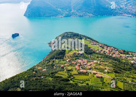 Lac d'Iseo (IT), Peschiera Maraglio, île de San Paolo, vue aérienne Banque D'Images