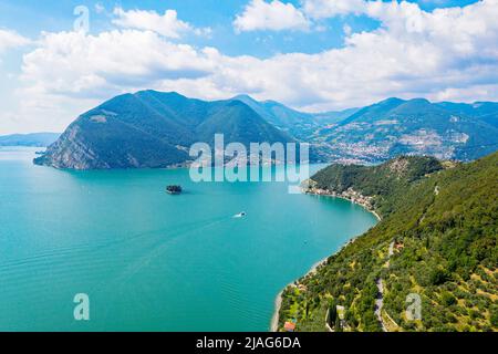 Lac d'Iseo (IT), Peschiera Maraglio, île de San Paolo, vue aérienne Banque D'Images