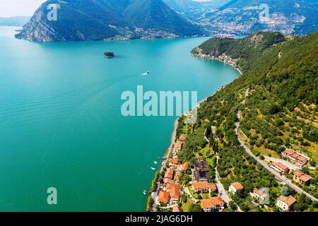 Lac d'Iseo (IT), Peschiera Maraglio, île de San Paolo, vue aérienne Banque D'Images