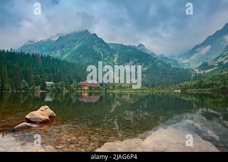 Lac de montagne dans le parc national de High Tatra. Popradske pleso, Slovaquie, Europe. Le monde de la beauté. Banque D'Images