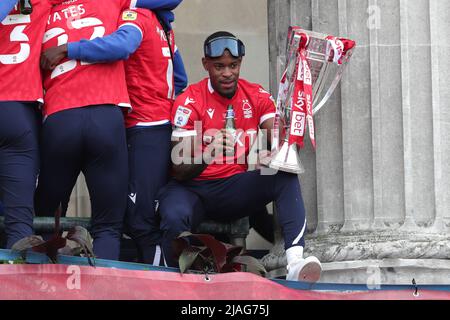 Xande Silva, de la forêt de Nottingham, célèbre avec le trophée lors des célébrations de la place du Vieux marché, à Nottingham. Nottingham Forest a gagné la promotion à la Premier League après avoir battu Huddersfield dimanche. Date de la photo: Lundi 30 mai 2022. Banque D'Images