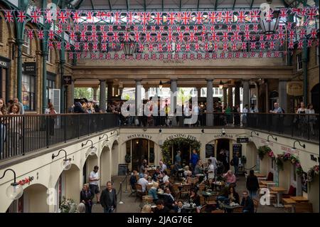 intérieur du jardin covent avec drapeau union jack célébration jubilé Banque D'Images