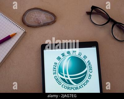 Dans cette illustration, un logo de State Grid Corporation of China apparaît sur une tablette. (Photo par Igor Golovniov / SOPA Images/Sipa USA) Banque D'Images