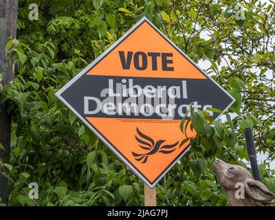 Une bannière de vote des libéraux-démocrates à l'extérieur d'une propriété lors des élections locales à Londres, au Royaume-Uni. Banque D'Images