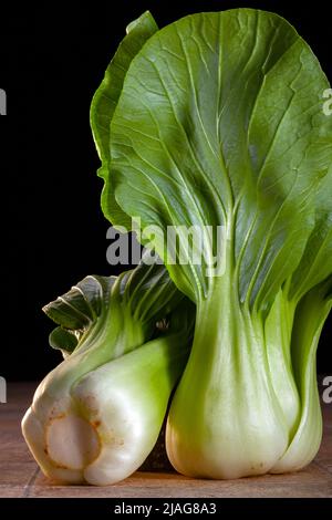 Bok Choy, Pak Choi ou Pok Choi (Brassica rapa subsp. Chinensis) est un type de chou chinois. Banque D'Images