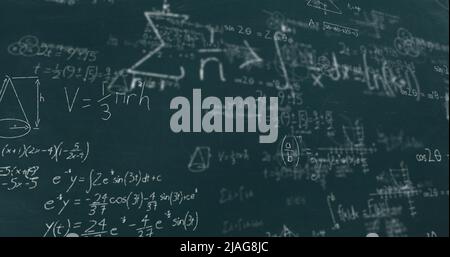 Image de texte mathématique sur des équations mathématiques sur fond vert Banque D'Images