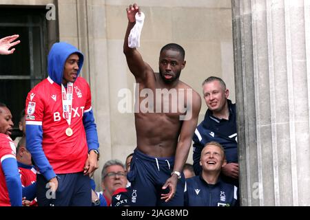 Keinan Davis, de la forêt de Nottingham, à côté de Djed Spence (à gauche) pendant les célébrations de la place du Vieux marché, à Nottingham. Nottingham Forest a gagné la promotion à la Premier League après avoir battu Huddersfield dimanche. Date de la photo: Lundi 30 mai 2022. Banque D'Images