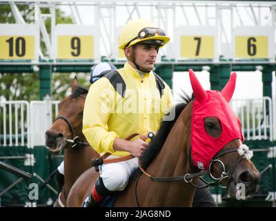 Jockey Andrea Atzeni sur Meredif aux courses de York Banque D'Images