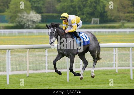 Jockey Richard Kingscote à propos de Rishes Baar aux courses de York. Banque D'Images