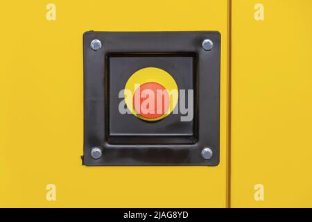 Gros bouton-poussoir d'arrêt d'urgence rouge Construction sécurité des machines Banque D'Images