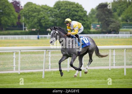 Jockey Richard Kingscote à propos de Rishes Baar aux courses de York. Banque D'Images