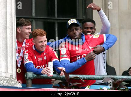 James Garner, Jack Colback, Keinan Davis et Brice Samba (gauche-droite) de la forêt de Nottingham lors des célébrations de la place du Vieux marché, Nottingham. Nottingham Forest a gagné la promotion à la Premier League après avoir battu Huddersfield dimanche. Date de la photo: Lundi 30 mai 2022. Banque D'Images